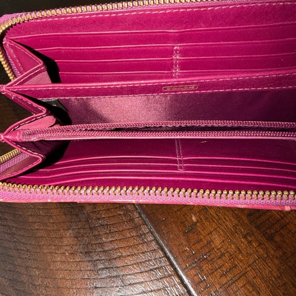 COACH ACCORDION ZIP WALLET IN CROC EMBOSSED LEATHER - Picture 4 of 8